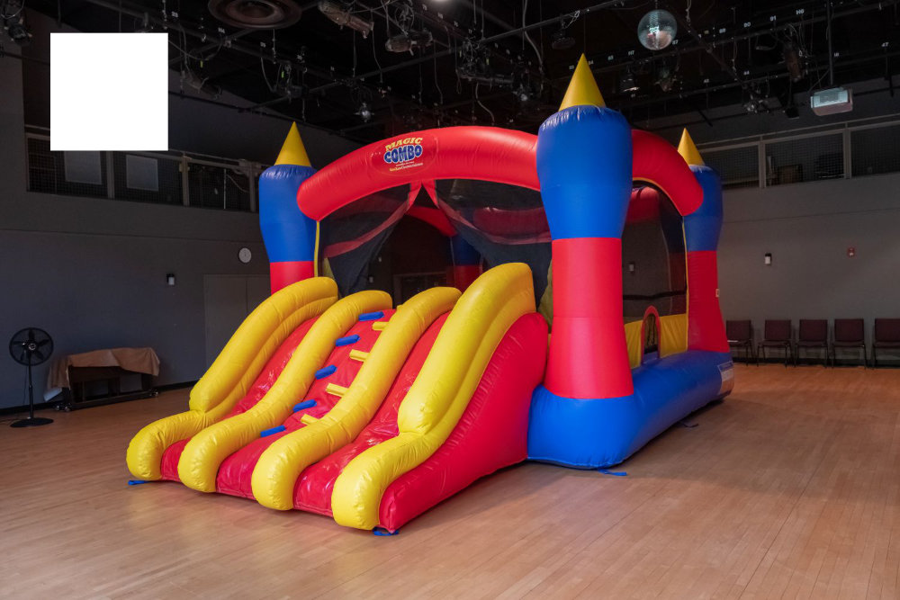 Un castillo hinchable con tobogán